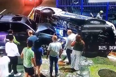 Conductor de una Toyota se “comió la luz” y chocó aparatosamente contra una patrulla de Polichacao (+Fotos +Videos)