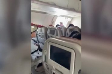 Lo que dijo el hombre que abrió puerta del avión en pleno vuelo: “Se sintió sofocado en la cabina y quería salir rápidamente” (+Orden de arresto)