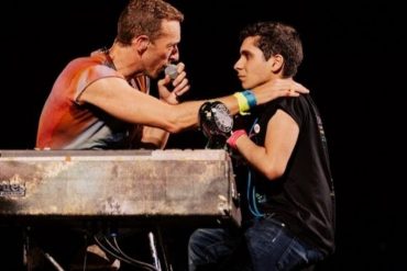 Chris Martin subió al escenario a un joven venezolano con autismo durante presentación de Coldplay en Barcelona (+Video)