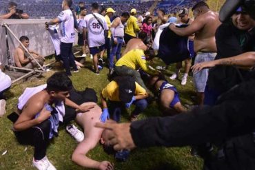 Multaron a dos equipos salvadoreños por uso de pólvora antes de la estampida en la que murieron 12 aficionados