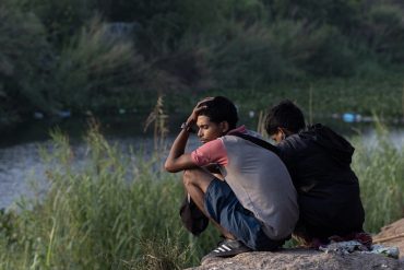 Migrantes ponen sus esperanzas en aplicación para solicitar asilo en Estados Unidos: una alternativa desconectada de la dramática realidad en la frontera