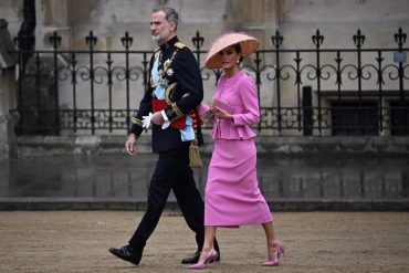 La reina Letizia de España lució un exclusivo diseño de Carolina Herrera durante la coronación de Carlos III