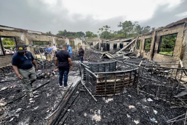 Colegiala provocó un devastador incendio en residencia estudiantil que mató a 19 jóvenes en Guyana porque le quitaron su teléfono (+Videos y fotos)