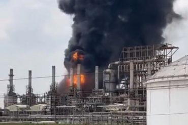 Las impresionantes imágenes de la explosión de una refinería en las afueras de Texas (+Videos)