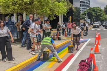 Con motivo del Día contra la Homofobia miembros de la comunidad LGBTIQ+ vuelven a pintar la ciclovía de La Castellana (+Video)