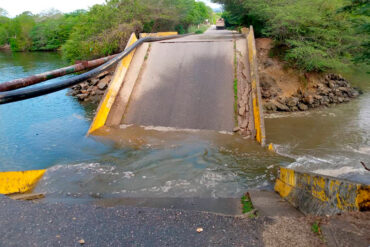 Se desplomó el puente de Carenero que comunica a Higuerote con el pueblo turístico de Chirimena (+Fotos)