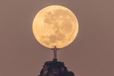 A fotógrafo le tomó tres años lograr una impresionante imagen del Cristo Redentor “sosteniendo” la luna: el resultado se hizo viral