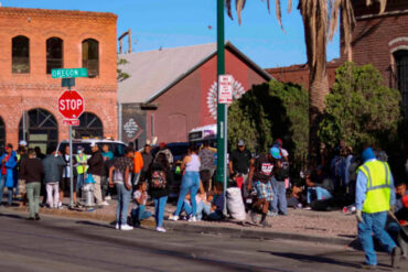 Migrantes venezolanos denuncian que fueron trasladados desde Texas a California bajo falsas promesas de empleo y un lugar donde vivir