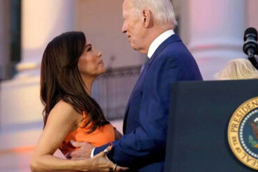 El incómodo momento que pasó la actriz Eva Longoria con Biden: lo apartó tras un abrazo en el que rozó uno de sus senos (+Video)