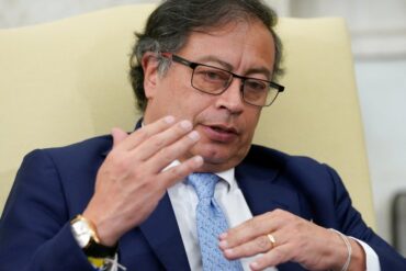 Aprobación de Gustavo Petro disminuyó “drásticamente” al caer 33,8% en sus primeros 10 meses de gobierno (+Datos)