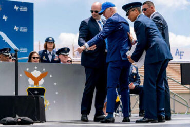 Joe Biden sufrió una aparatosa caída en la ceremonia de graduación de la Academia de la Fuerza Aérea de EE UU (+Video)