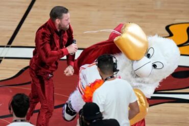 A McGregor se le fue la mano durante un show con la mascota de los Heat de Miami: el hombre que usa el disfraz terminó en urgencias (+Video)