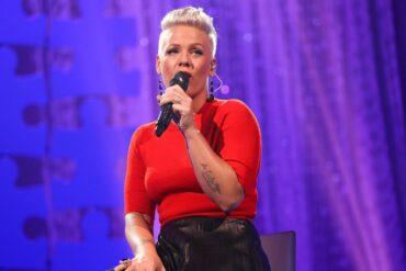 El curioso momento que Pink vivió en el escenario: un fanático arrojó las cenizas de su mamá sobre la cantante