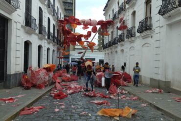 Tumbaron todos los paraguas que estaban ubicados en calle del centro de Caracas y la gente aprovechó de agarrar el suyo (+Videos y fotos)