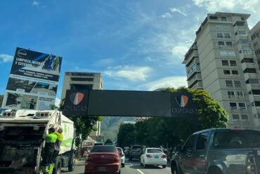 Critican instalación de una pantalla en plena avenida de Chacao: “Perturba a los conductores”