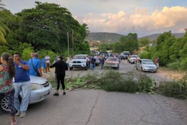 Habitantes de una zona de Falcón tomaron las calles para protestar: tenían 13 días sin servicio eléctrico (+Videos)