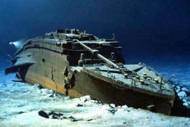 Desapareció submarino que lleva a turistas al fondo del océano a ver los restos del Titanic: activan misión de rescate