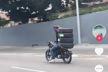 Hombre hizo malabares para trasladar cuatro cauchos grandes en una moto por vía de Caracas y se viralizó: “El país es una cosa de locos” (+Video)