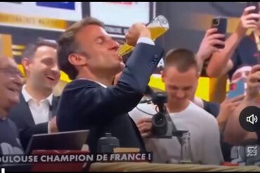 Macron fue grabado bebiéndose una cerveza a “fondo blanco” y desató polémica en Francia (+Video)