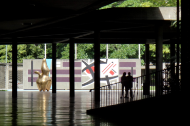 “Una alita de pollo y 35 pasticas”: las raciones insuficientes de comida que sirven en el comedor de la UCV