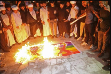 Iraquíes indignados por quema del Corán irrumpieron en embajada de Suecia y prendieron fuego a bandera arcoíris