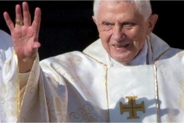 Robaron la cruz pectoral que dejó el difunto papa Benedicto XVI a su parroquia de origen en Alemania