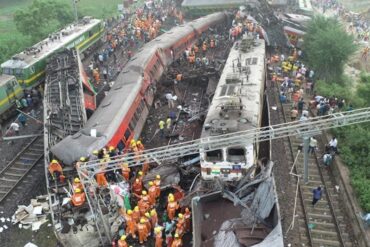 Autoridades de India atribuyen a un fallo de señalización el descarrilamiento de trenes que causó casi 300 muertes