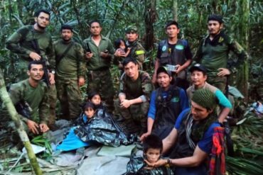 En helicóptero: momento en el que sacaron de la selva a los cuatro niños que estuvieron más de 40 días perdidos en la selva de Colombia (+Video)
