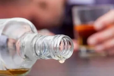 Al menos 18 personas murieron en Rusia tras consumir bebidas con sidra adulterada