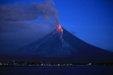 Más de 20.000 personas son evacuadas en Filipinas por erupciones del volcán Mayón