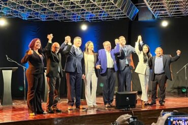 María Corina Machado se habría negado a tomar de la mano a César Pérez y a Freddy Superlano para la foto final del debate: así fue el incómodo momento (+Video)