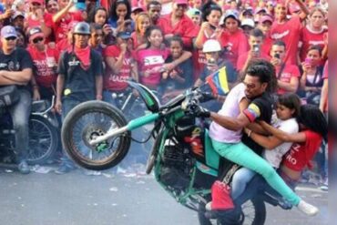 Joven resultó gravemente herida en Mérida tras hacer piruetas en una moto