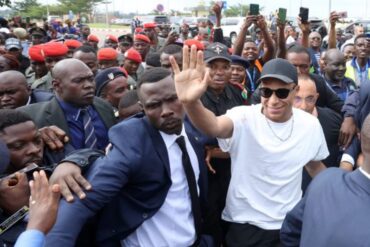 Mbappé viaja a Camerún acompañado de un camión militar para escoltarlo (+Video)