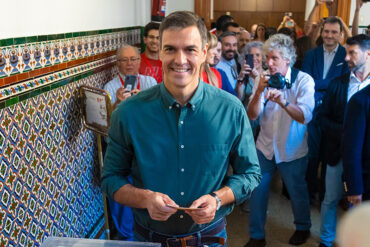 “¡Mentiroso! ¡Fuera!”: entre fuerte abucheo votó Pedro Sánchez en las elecciones generales de España (+Videos)