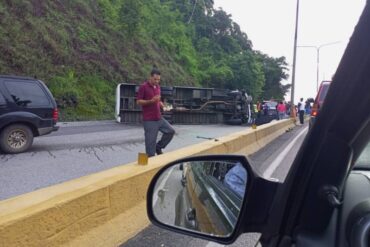 Al menos 17 personas resultaron heridas este #31Jul tras volcamiento de autobús en la ARC (+Videos)