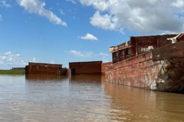 Indígenas denuncian que durante más de 20 años barcazas varadas en el Orinoco han causado daños: empresa propietaria niega las acusaciones