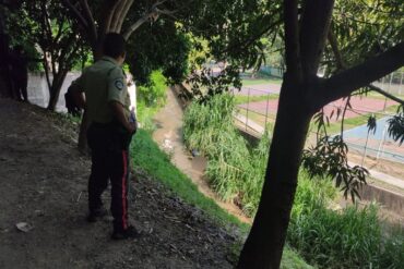 Hallaron el cadáver de un hombre en un río por la carretera vieja Petare-Guarenas: no presentaba heridas por arma blanca o de fuego