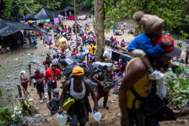 Encuentran viva a migrante venezolana que había desaparecido en la selva del Darién (+Video)