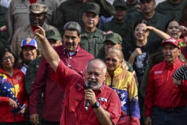 Diosdado Cabello aseguró que la inhabilitación contra María Corina Machado “es vieja” y la acusó de pretender generar violencia: “No te vistas que no vas” (+Video)