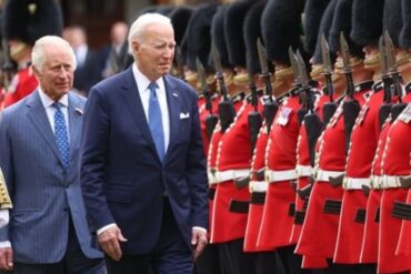 “Parece haber tenido que moverlo”: El incómodo momento que vivió el Rey Carlos III durante la visita de Biden (+Video)