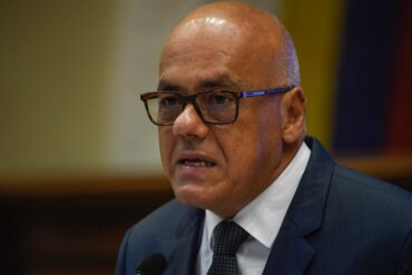 Jorge Rodríguez negó al Parlamento Europeo que el caos causado por el chavismo en el CNE haya forzado a Enrique Márquez y Roberto Picón a renunciar (+Video)