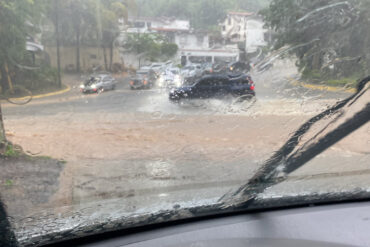 Calles anegadas tras el aguacero que cayó sobre Caracas en su aniversario 456 (+Videos)