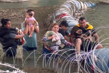 El desesperado intento de una familia venezolana por cruzar el río Bravo (+Video)