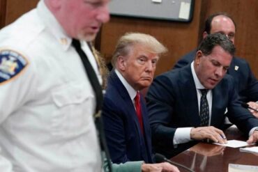 Trump reemplazó a sus abogados horas antes de entregarse a las autoridades por el caso de Georgia