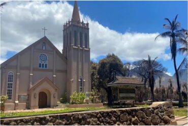 En medio de la devastación una iglesia quedó en pie en zona de Hawái arrasada por los incendios (+Video)