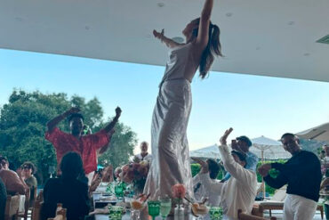 JLO se montó en una mesa y bailó para festejar su cumpleaños número 54 (+Video)