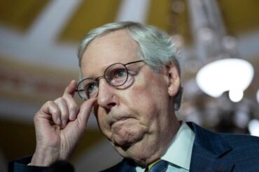 Líder republicano del Senado Mitch McConnell se quedó “congelado” nuevamente: no pudo responder a un periodista y debió recibir ayuda