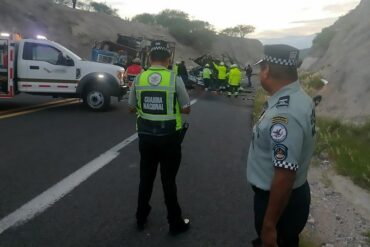 Autoridades aclararon que de los 16 fallecidos por el accidente de un autobús en Oaxaca 1 era venezolano y 15 mexicanos