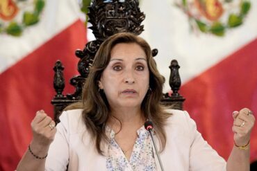 Tras amenazas de la novia del Maldito Cris: presidenta Dina Boluarte defiende su propuesta de expulsar a extranjeros que cometen crímenes en Perú