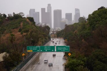Critican al gobierno de Texas por enviar a migrantes a Los Ángeles justo cuando había una emergencia por la tormenta Hilary: “Puso en peligro sus vidas”